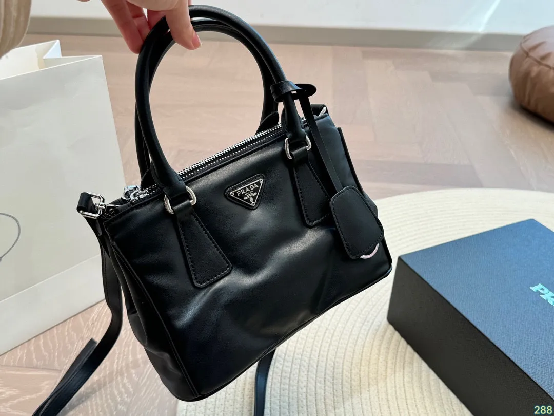 ¥175折叠盒 普拉达PRADA mini杀手包 新款手提包超级好看 经典对未来的展望 时尚百搭 上身又A又飒 尺寸22 16