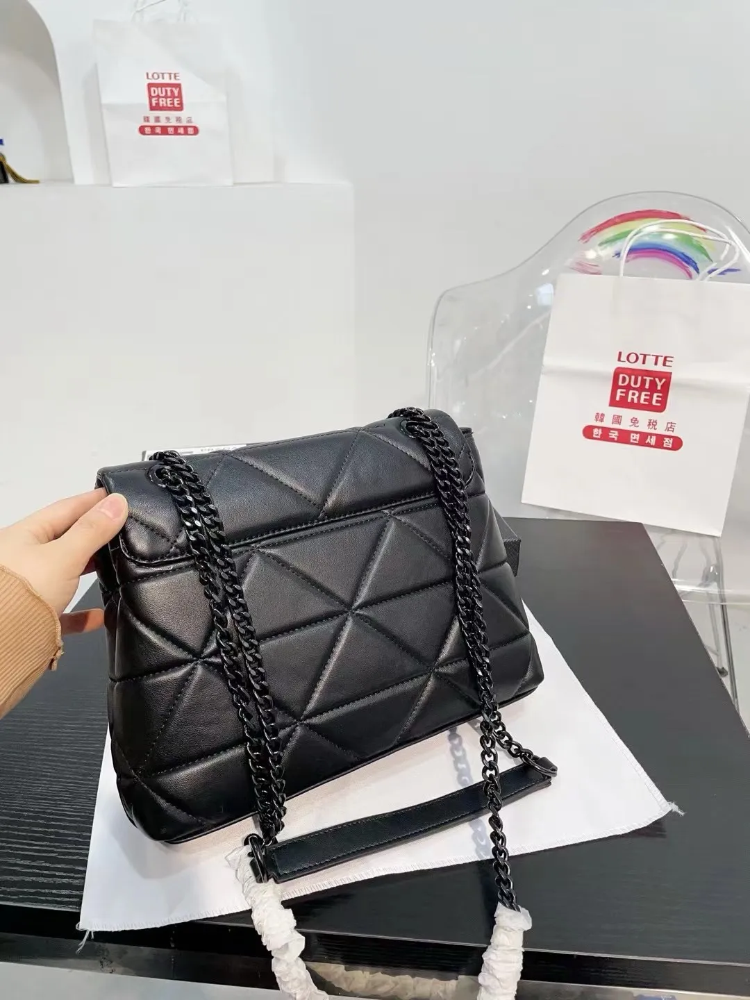 👑💰125💰130💰配盒🎁 尺寸：28.8.20cm/24.6.49cm 普拉达小羊皮斜挎包 单肩包 网红推荐爆款 整个包型，是以当代流行的复古风！单单Logo按扣的设计就可以单手优雅的翻盖