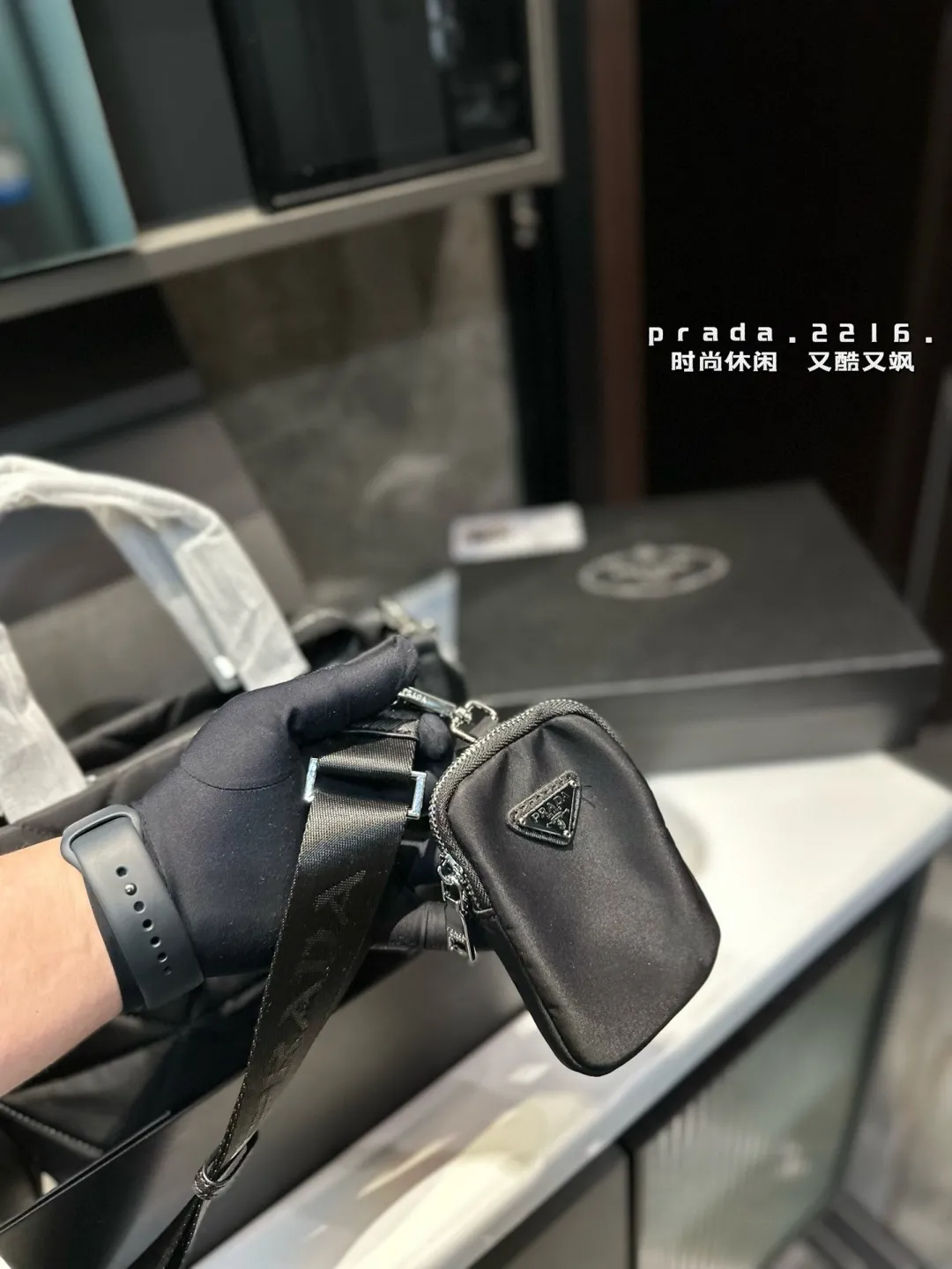 ❤️p130/p125❤️ 普拉达尼龙菱格托特包有种酷酷感觉容量还很可 Prada一眼便爱上日常通勤强烈推荐 集美们冲它 尺寸:大号32 22 小号24 21