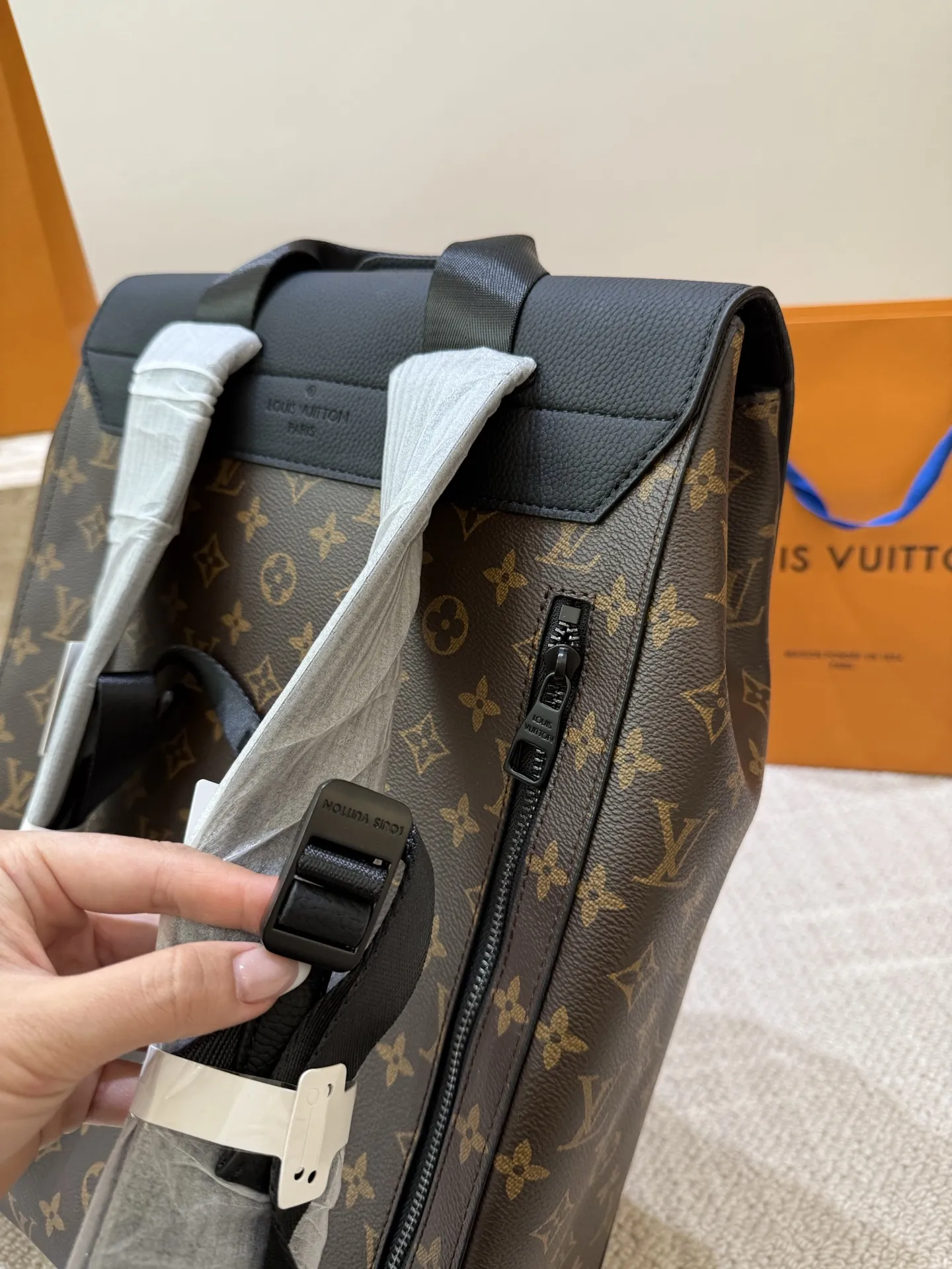 P170 高顔値双肩包/ LV Discovery 百搭通勤经典牛皮双肩包 LV最好看的双 肩包出差旅行必备 休闲商务都可驾驭 容量超大超能装 大热门款个人认为这是一款最合适男士的包包 超级酷 COOL 尺寸 30 40cm