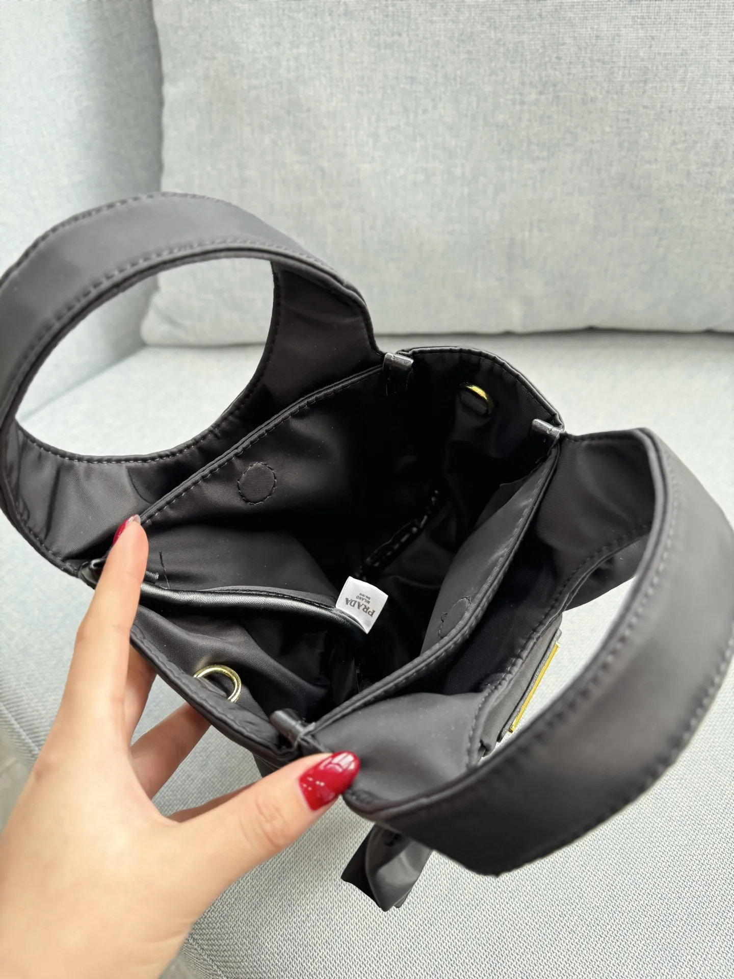 💰130 size：20&times;16 PRADA普拉达 Re-Nylon 帆布 蝴蝶结 菜篮子 单肩斜挎手提包 Prada | 嗲到爆炸的蝴蝶结菜篮子🎀 小小膨膨的好可爱💙❤️ Prada高级感包包 用高级感狙击TA的心动瞬间