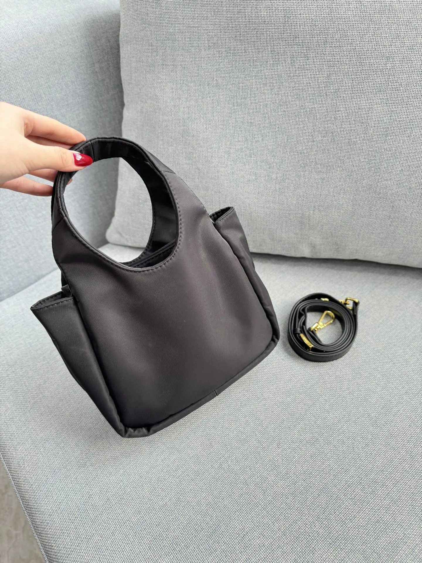 💰130 size：20&times;16 PRADA普拉达 Re-Nylon 帆布 蝴蝶结 菜篮子 单肩斜挎手提包 Prada | 嗲到爆炸的蝴蝶结菜篮子🎀 小小膨膨的好可爱💙❤️ Prada高级感包包 用高级感狙击TA的心动瞬间