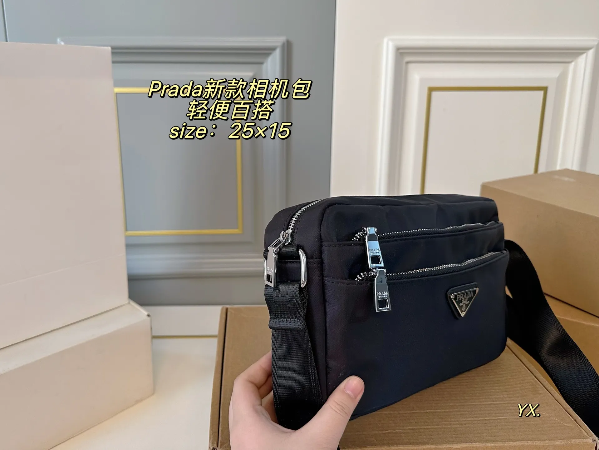 P95(配盒) size:25×15 PRADA普拉达新款相机包💕 采用进口尼龙 耐磨耐造 双层设计,方便归纳 容量超可,满足日常💗💗 可盐可甜,上身帅气而性感