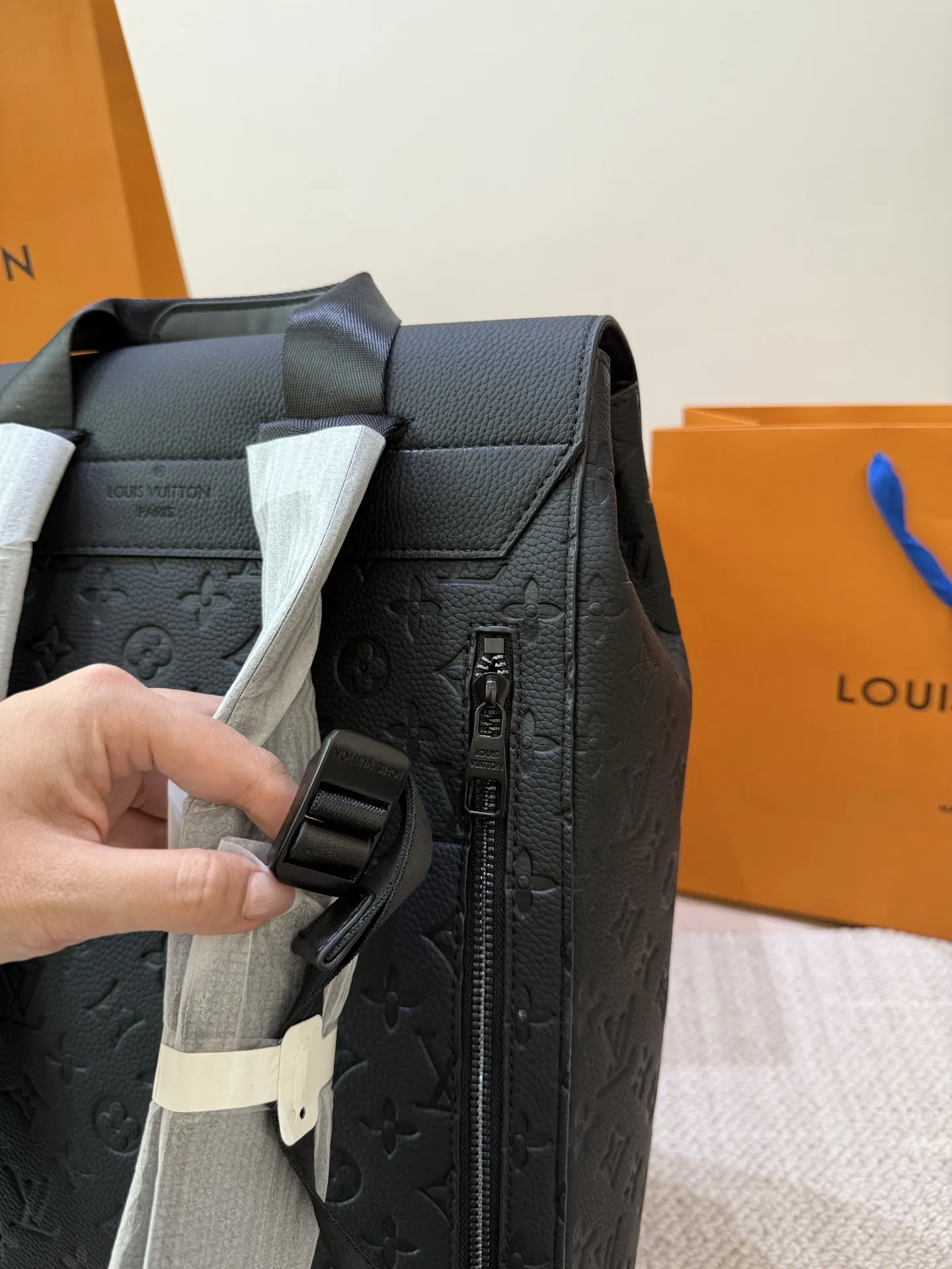 P165 高顔値双肩包/ LV Discovery 百搭通勤经典牛皮双肩包 LV最好看的双 肩包出差旅行必备 休闲商务都可驾驭 容量超大超能装 大热门款个人认为这是一款最合适男士的包包 超级酷 COOL 尺寸 30 40cm