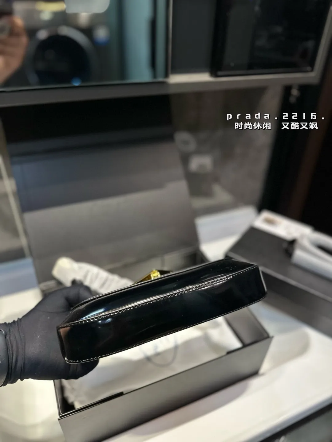 ❤️p120❤️ 普拉达漆皮腋下包 独特的艺术气息 颜值高 集美必入 尺寸25