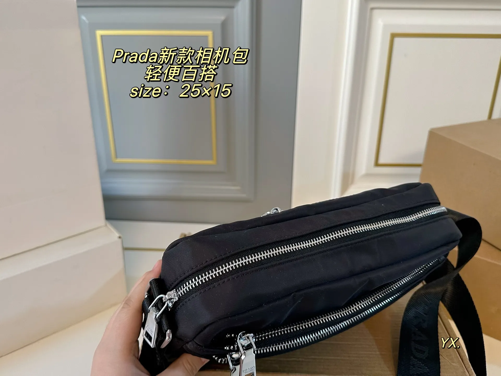 P95(配盒) size:25×15 PRADA普拉达新款相机包💕 采用进口尼龙 耐磨耐造 双层设计,方便归纳 容量超可,满足日常💗💗 可盐可甜,上身帅气而性感