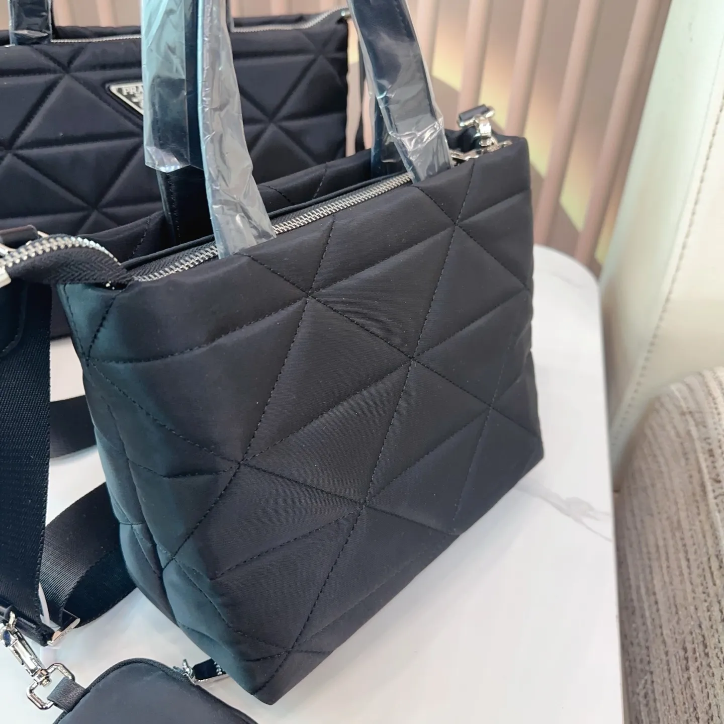 p120/p115 普拉达 PRADA 帆布菜篮子 质感爆棚的美 上身真的太太太有质感啦 日常逛街不要太吸晴 尺寸：32*13*20/23*12*19cm. bb