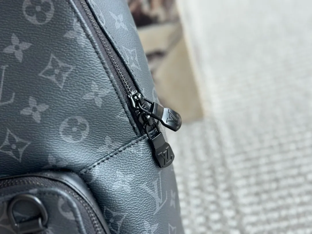 💰160 复刻版 size:36*28cm L家 双肩包💼 超高清五金logo标志、 专用里内里 直男必备款。 Lv最好看的黑色老花双肩包 大小也刚刚好哦!