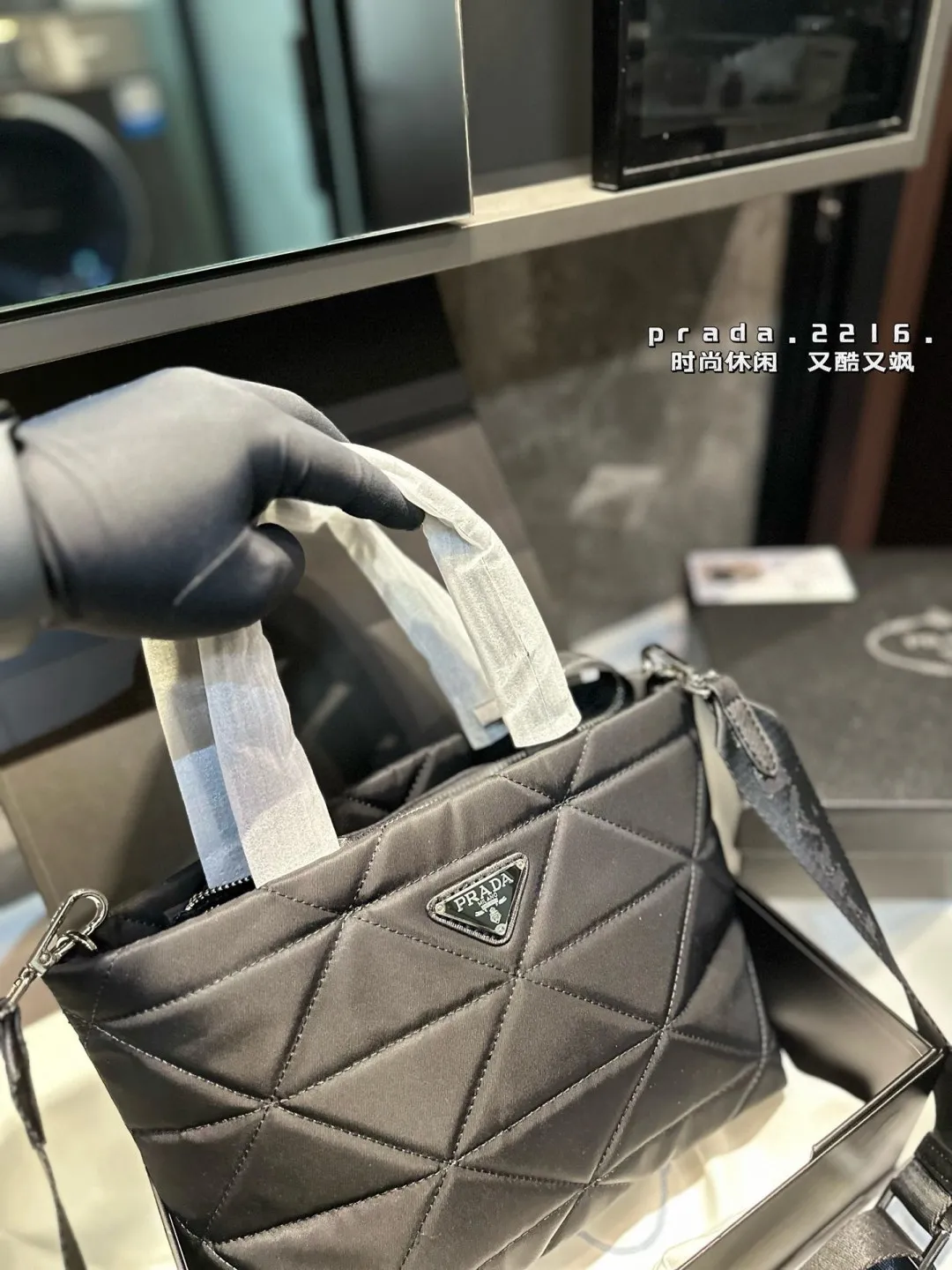 ❤️p130/p125❤️ 普拉达尼龙菱格托特包有种酷酷感觉容量还很可 Prada一眼便爱上日常通勤强烈推荐 集美们冲它 尺寸:大号32 22 小号24 21
