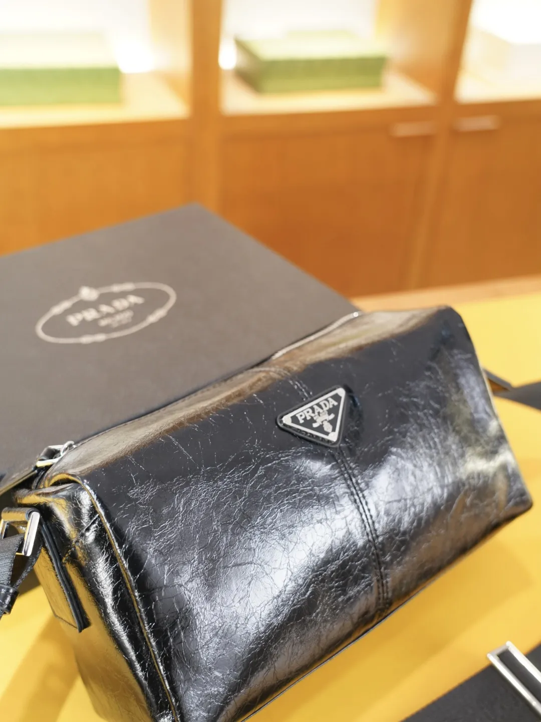 P110 🇮🇹 PRADA 普拉达 官网同步 高版本 斜挎单肩背包 永恒不过时的标志性产品 纯原单牛皮 顶级五金制作 非市面普通版本 今年最爱的款式 全部实拍 实用性非常高 完全不用担心穿搭 配全套包装礼品盒 【规格：25x14x10】