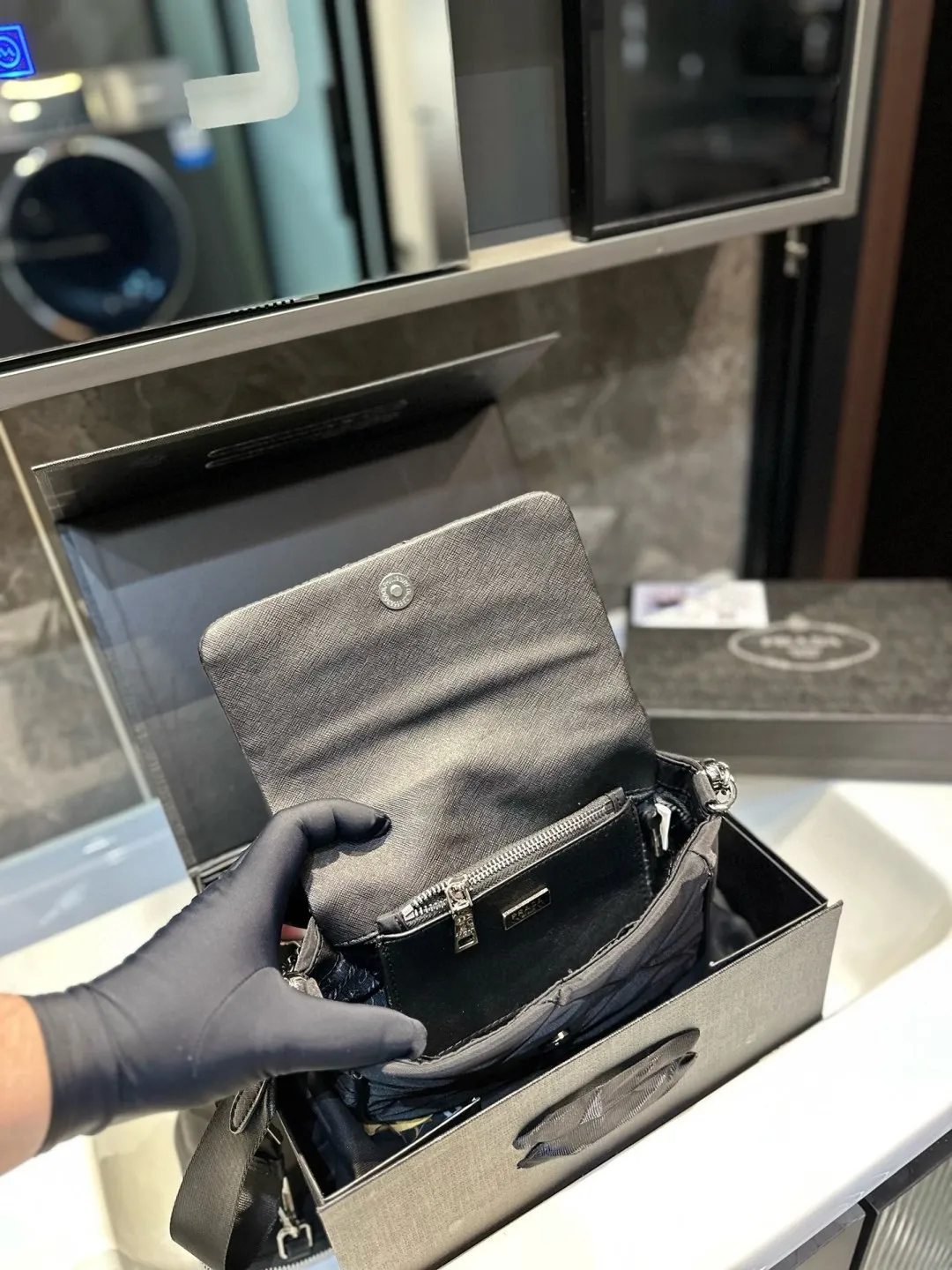 ❤️p125(礼盒包装)❤️ PRADA/普拉达新款System羊皮菱格邮差包 三合一女包 轻巧有型隐藏式前V拉链和翻盖设计包形与正面的三角标争相呼应突出了品牌logo标识的主题~肩带都可以调节 yx尺寸20 18cm