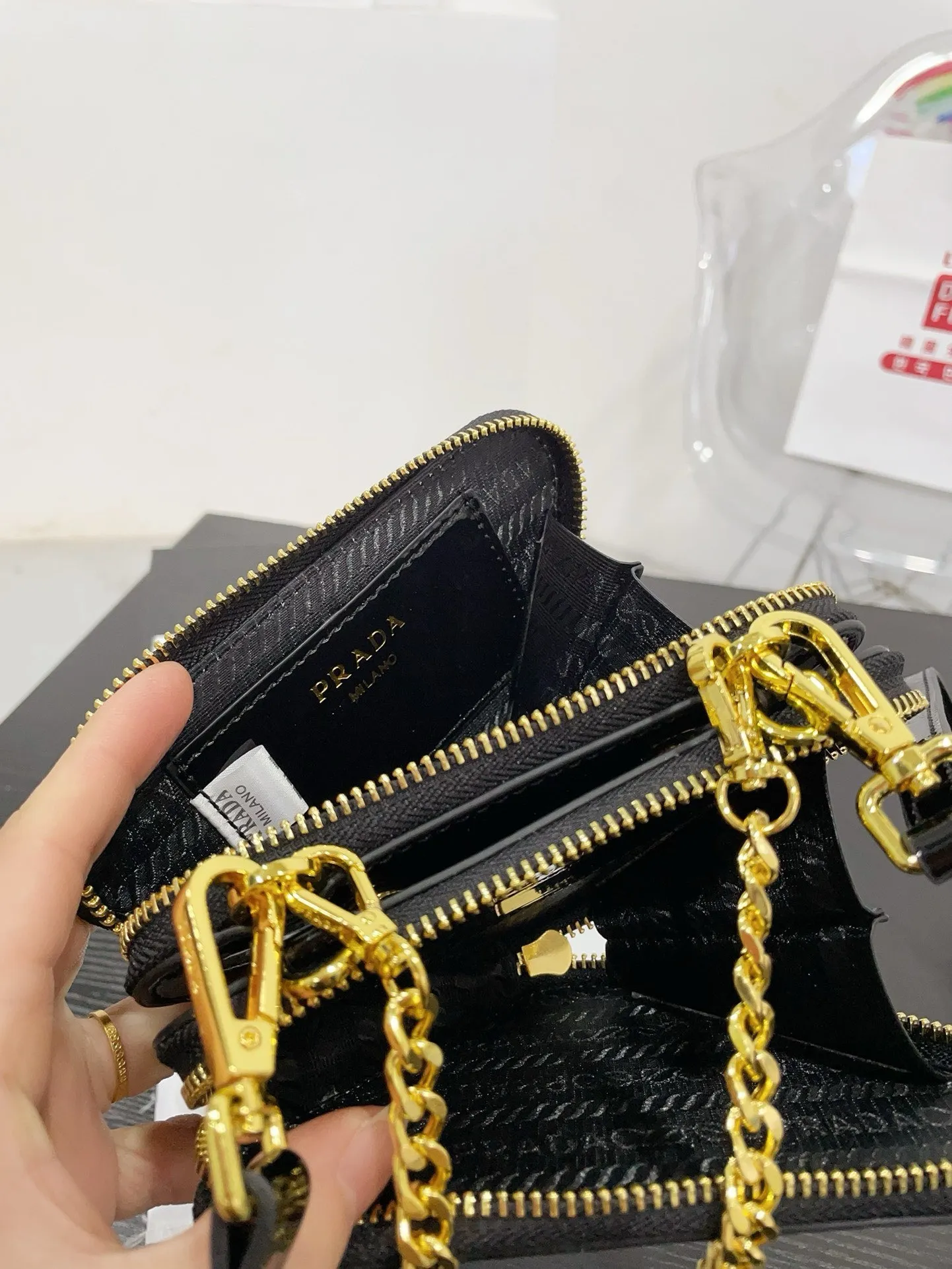 📷💰115配盒子 Prada 三角包❤️ 普拉达家新款 迷你小三角包/精致零钱包时尚凹凸造型单品 拿来当配饰也是极好的时髦小配件可爱的不要不要的 尺寸 16.10cm