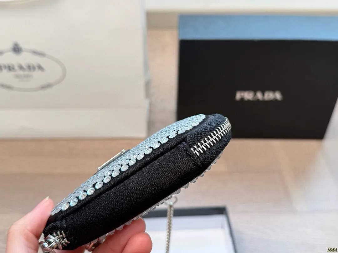 &yen;100配盒 Prada 普拉达三角包 零钱包 超好搭 最近真的好火，脑子里是瞬间相出了N种搭配方式，非常的百搭，上身也非常的好！尺寸14 11