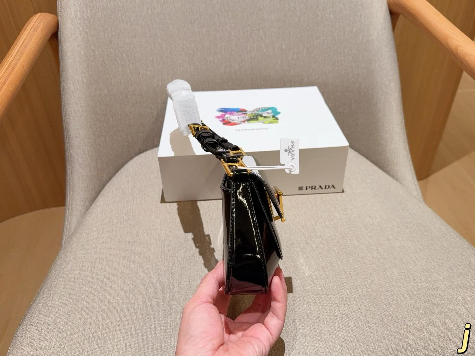 💰170 普拉达prada 新款fw亮皮漆皮hobo腋下包 翻盖法棍包 尺寸24×14×4 礼盒包装🎁