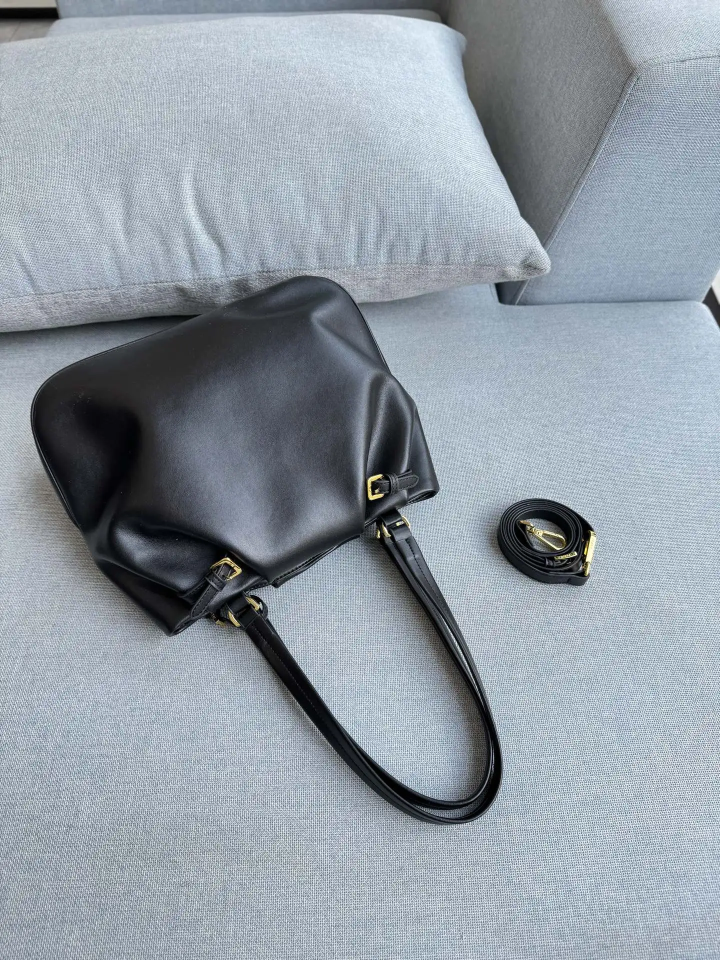 💰180 天地盖 size：31&times;26 PRADA普拉达 托特包 购物袋 腋下包 单肩包 这么高级的Prada谁能不爱🖤 黑金Prada垃圾袋 全皮腋下托特包 Prada全皮单肩腋下黑金托特包 自行配链条可变垃圾袋款 肩带可以收进包内 磁吸扣 时髦感都快要溢出来了