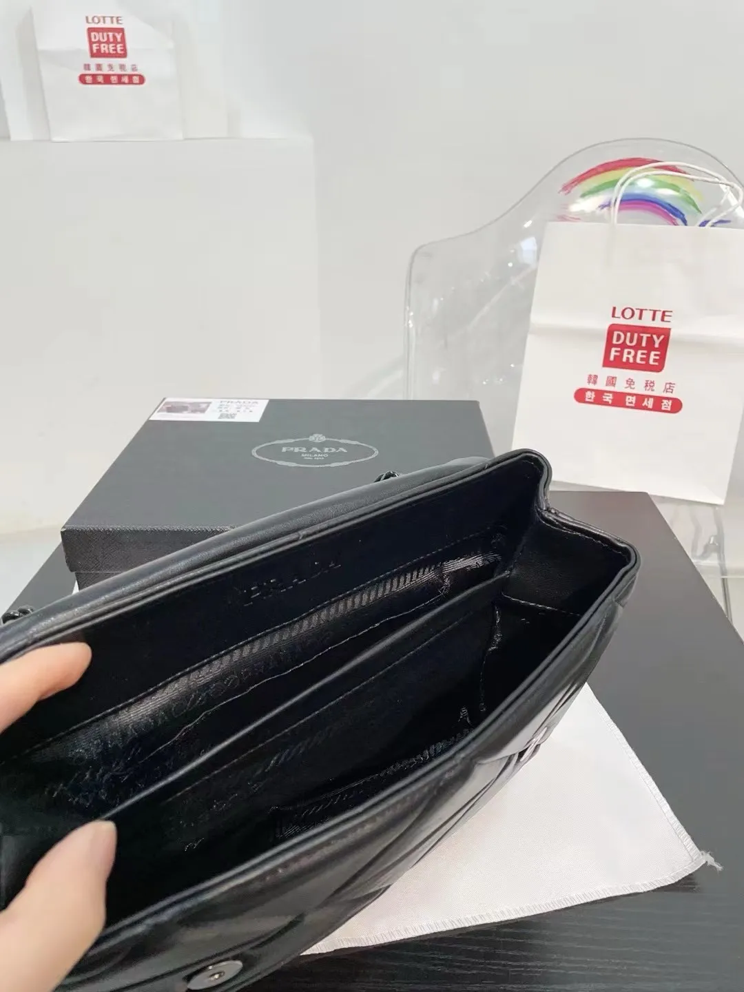 👑💰125💰130💰配盒🎁 尺寸:28.8.20cm/24.6.49cm 普拉达小羊皮斜挎包 单肩包 网红推荐爆款 整个包型,是以当代流行的复古风!单单Logo按扣的设计就可以单手优雅的翻盖