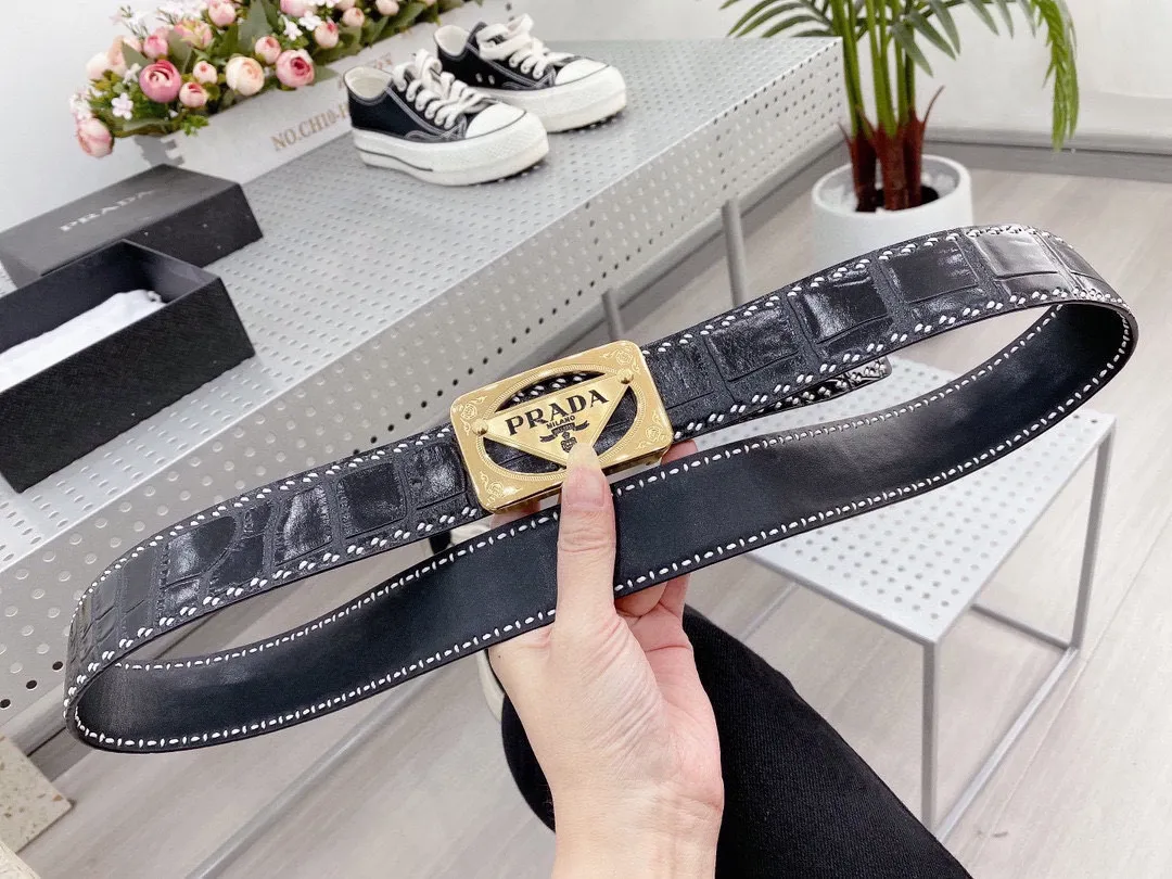 P220❤ 普拉达 进口原版皮❤❤鳄鱼🐊肚 双面可用[强]牛逼质量[呲牙]独一无二复制.搭配不同风格 精钢扣电镀 不褪色💎💎明星大咖追捧的典范😱带身宽度3.8厘米(附带原版包装)