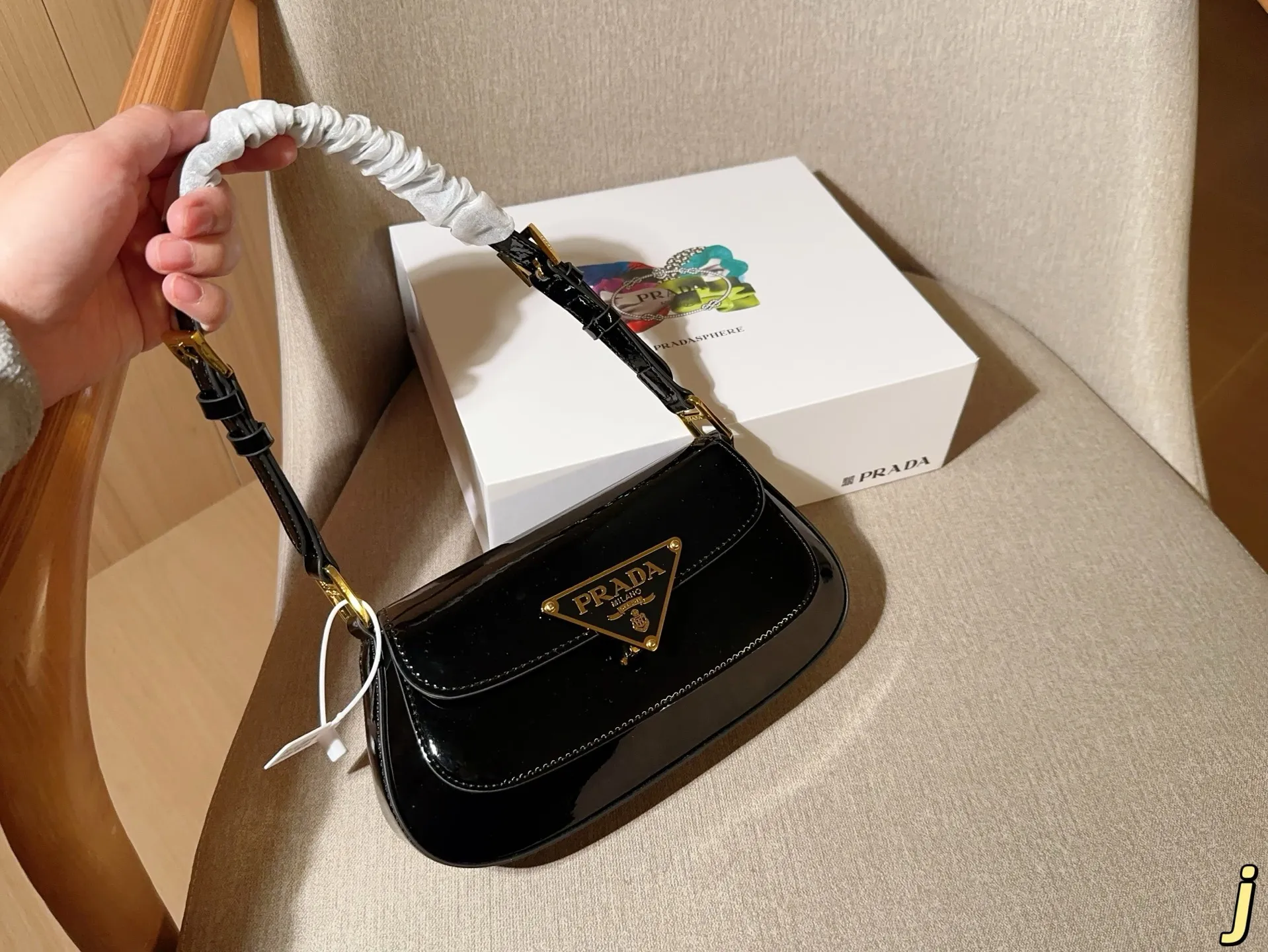 💰170 普拉达prada 新款fw亮皮漆皮hobo腋下包 翻盖法棍包 尺寸24×14×4 礼盒包装🎁