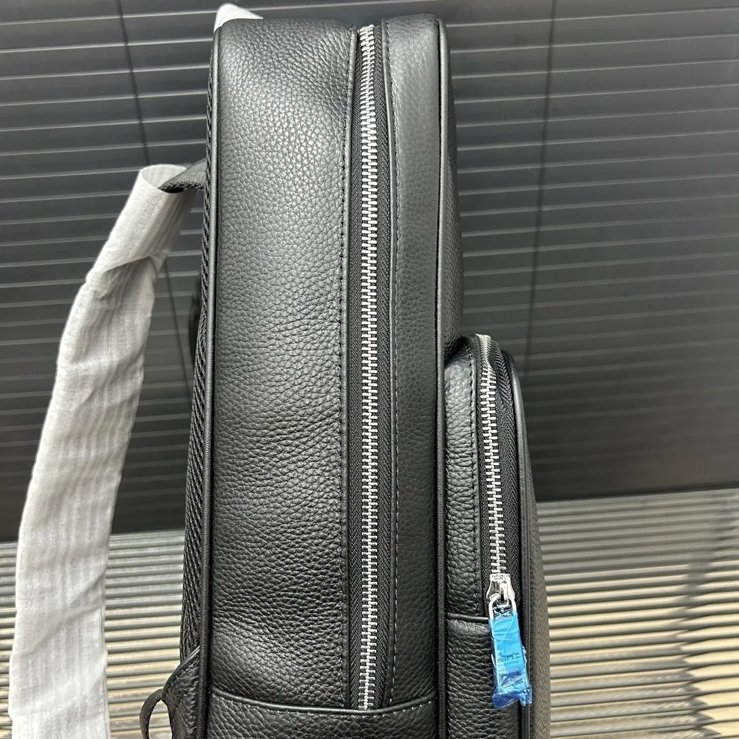 P190 Herm&egrave;s 爱马仕 牛皮多功能双肩包 背包牛皮男包 电脑包 采用精湛镶嵌细工 经典百搭 实物拍摄 原厂原版面料 配送防尘袋 28 x 38cm。