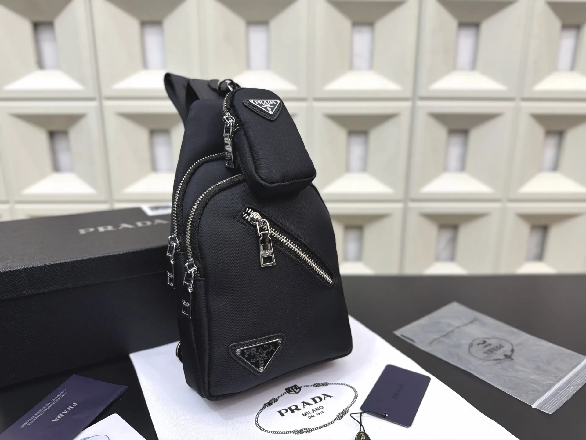 P105 Prada 普拉达 尼龙布二合一胸包 防水布斜挎背包 经典百搭 实物拍摄 配送防尘袋 30 x 16 cm。