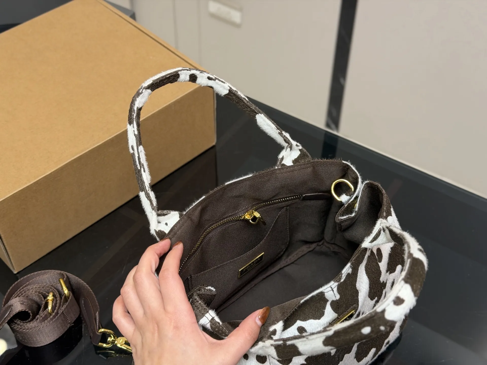 ¥140 size:29.20cm 又是心动Prada托特的一天. 松弛慵懒的tote包真的爱惨了 普拉达tote(保龄球) 上身满满的高级感! 日常通勤必备哦!