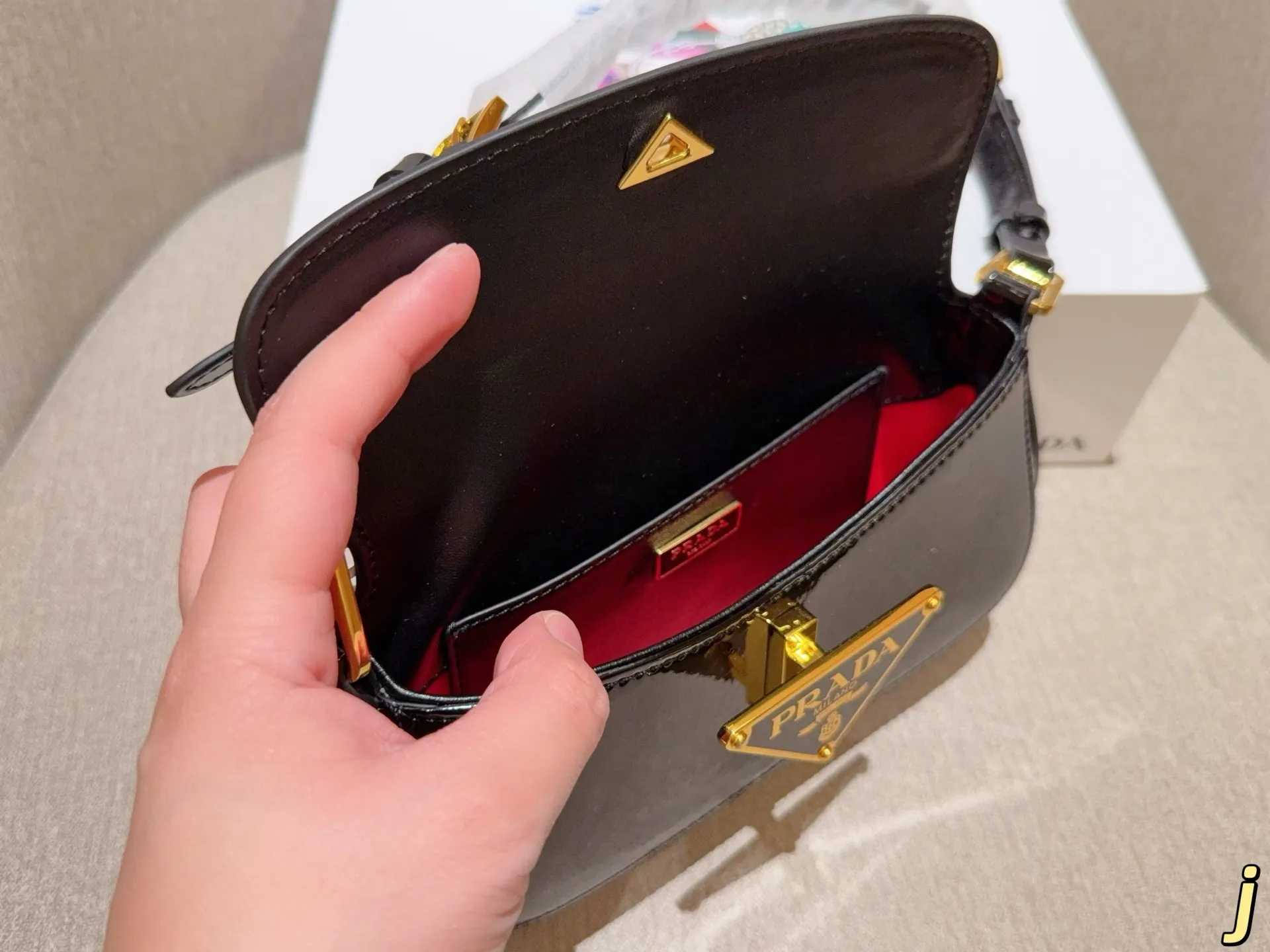 💰170 普拉达prada 新款fw亮皮漆皮hobo腋下包 翻盖法棍包 尺寸24×14×4 礼盒包装🎁