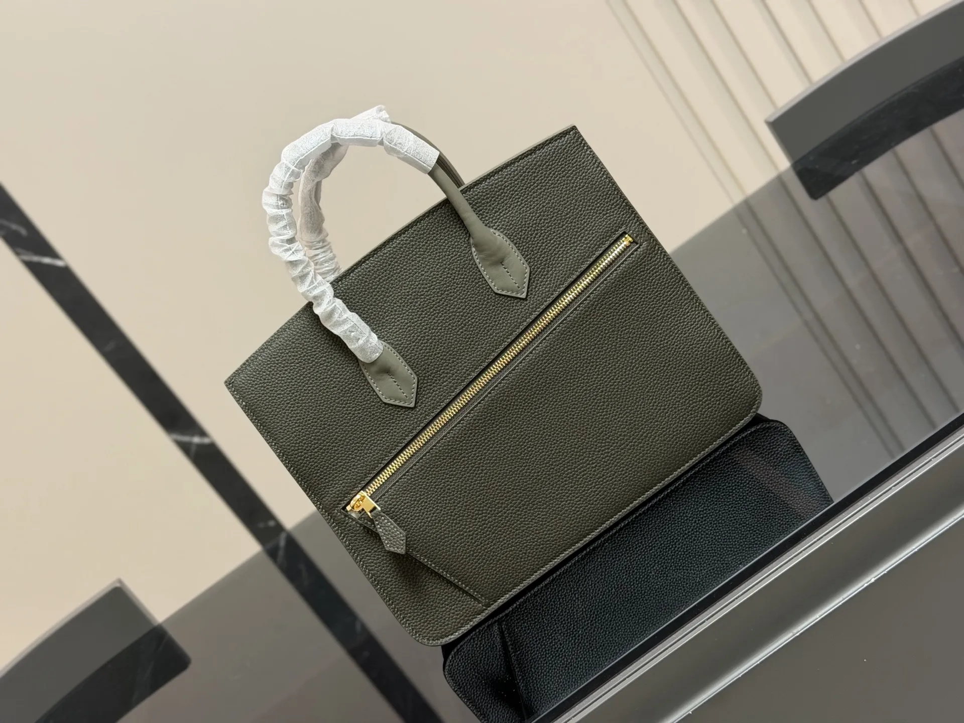 &yen;340 爱马仕Birkin D&eacute;sordre 30 这个包走秀的时候就相中了， 和双面KELLY异曲同工， 都是解构主义美学的创新。不过最大的 这个Birkin D&eacute;sordre 30却可以男女同吃