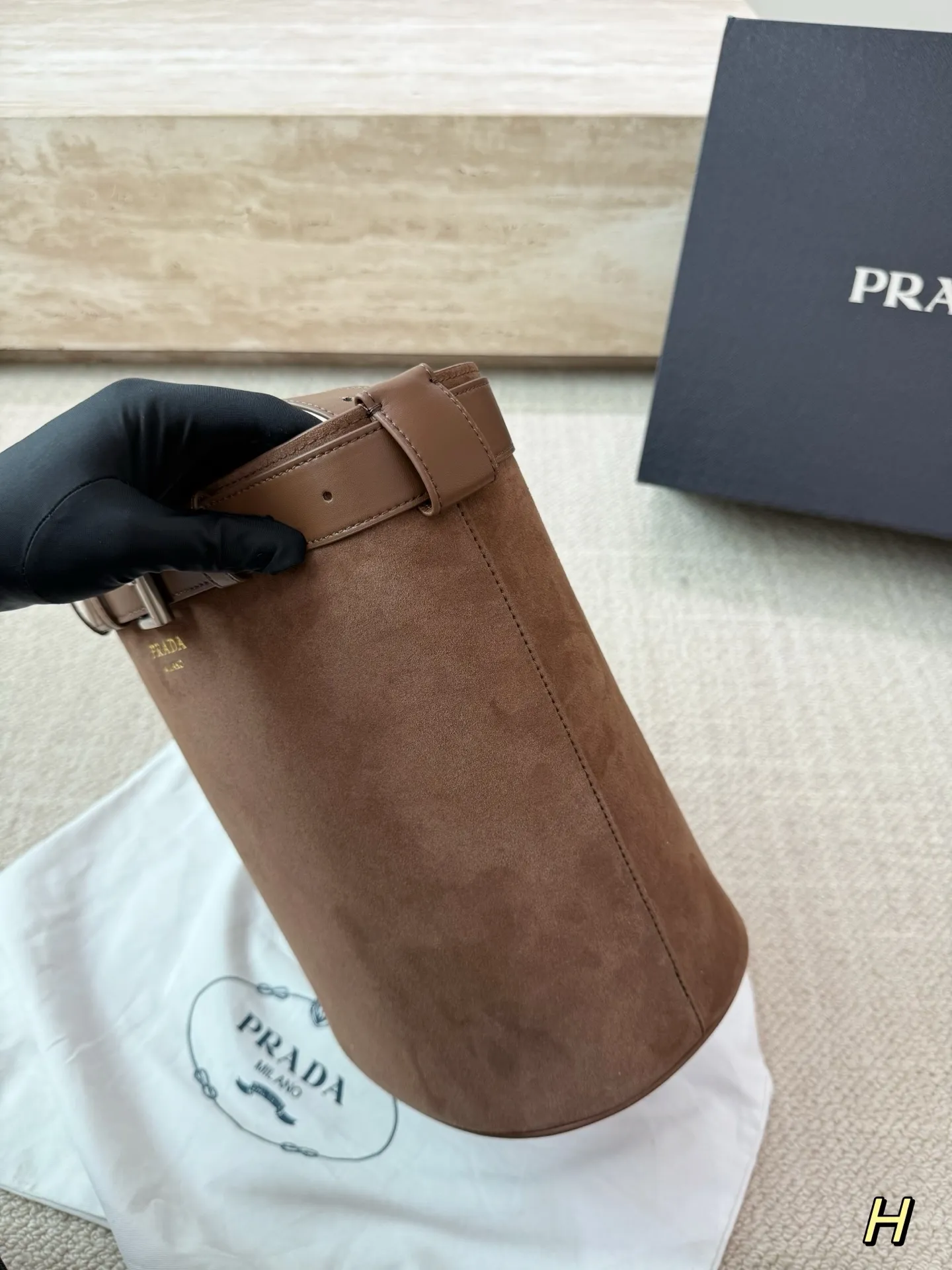 P205 配礼盒🎁 普拉达水桶 麂皮 又是心动Prada托特的一天. 松弛慵懒的tote包真的爱惨了 上身满满的高级感！ 日常通勤必备哦！ 尺寸：28.26