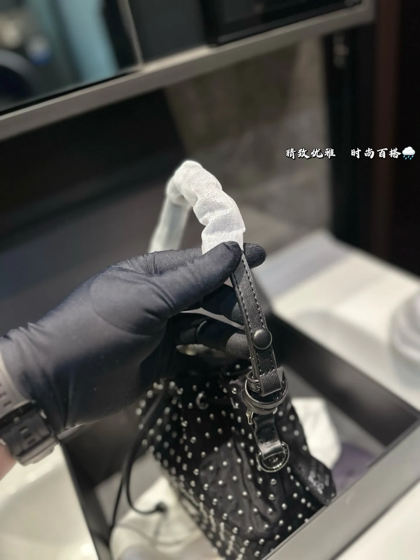 ❤️125(礼盒包装)❤️ 普拉达Prada铆钉水桶包 男女通用款哦原版面料五金 众多明星追捧的单品 原单品质 超高回头率 尺寸 19 22