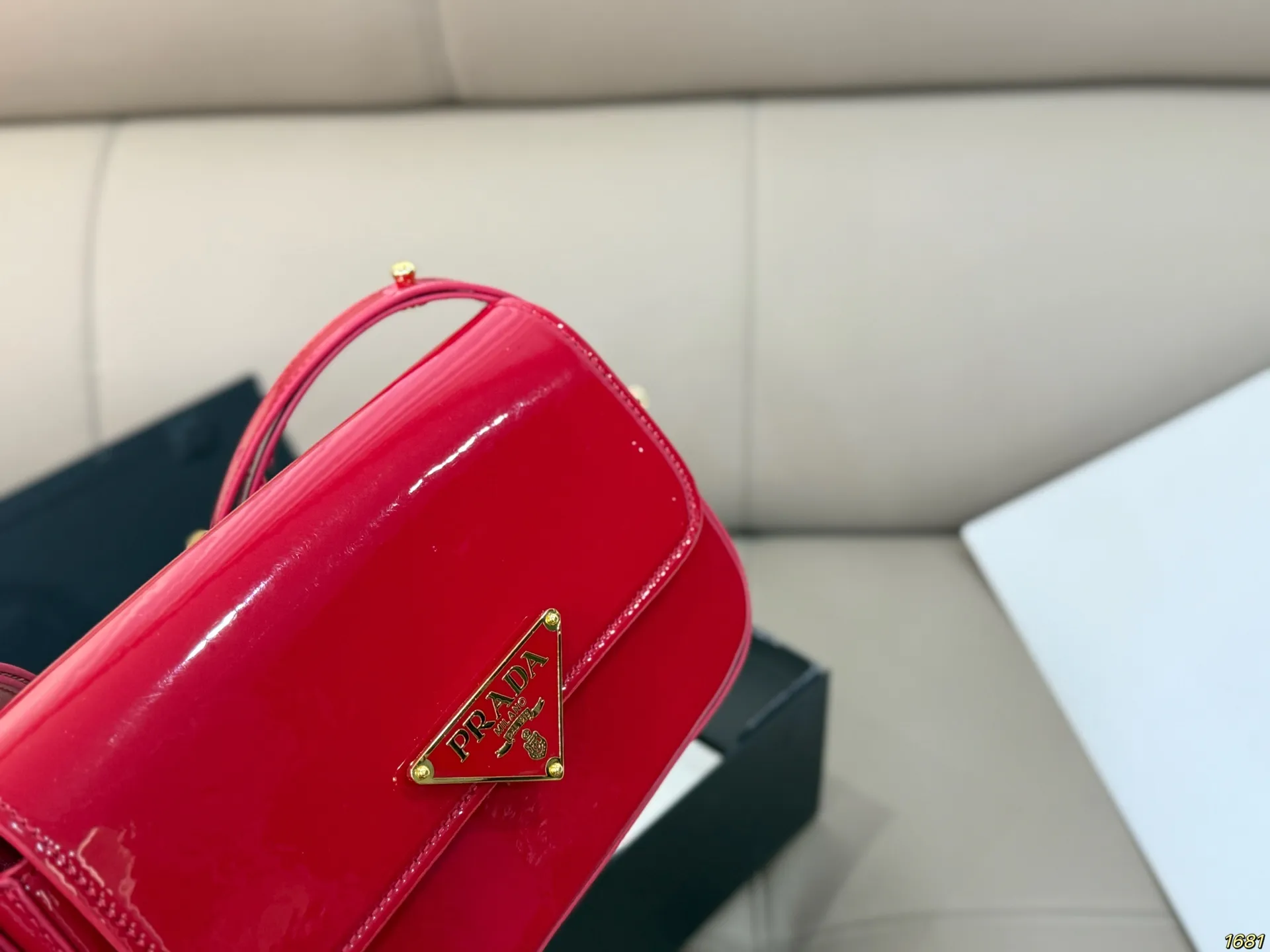 ¥140 普拉达Prada 这只真的可爱死了 大大的三角logo非常经典 性价比好的一塌糊涂 尺寸21 13