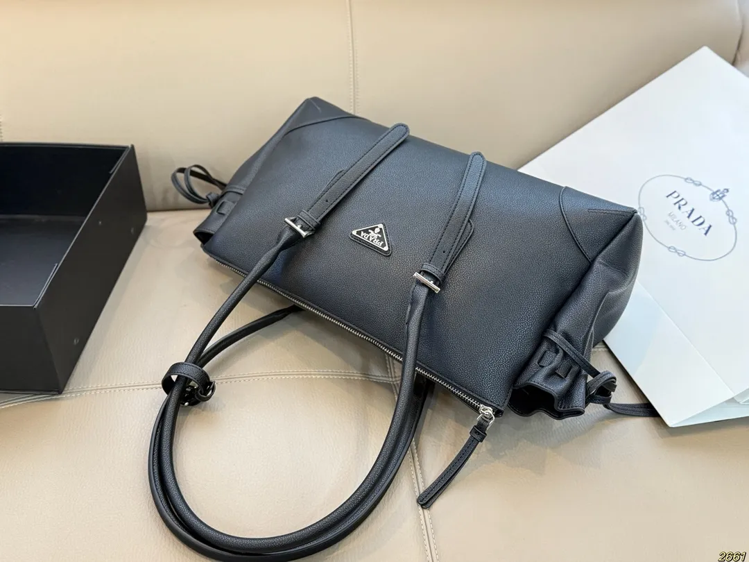 &yen;180 普拉达PRADA 腋下包 可爱到不行！凭实力圈粉 简约又不失高级 背上就是时髦精女孩～ 尺寸38 21