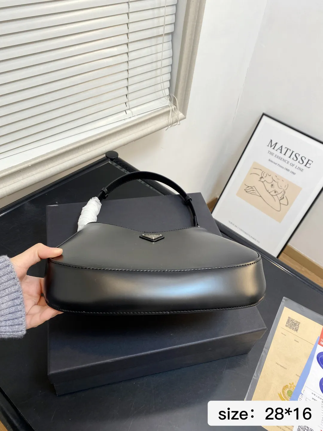 🅿️💰105 配礼盒 尺寸28*16 Prada洋气单品 普拉达腋下包 这个系列将是Prada接下来一整季的主打款式。Prada 手袋的曲线型设计分外醒目，当手包很优雅，时尚百搭！打麻将逛街也很轻便哦！ 7688