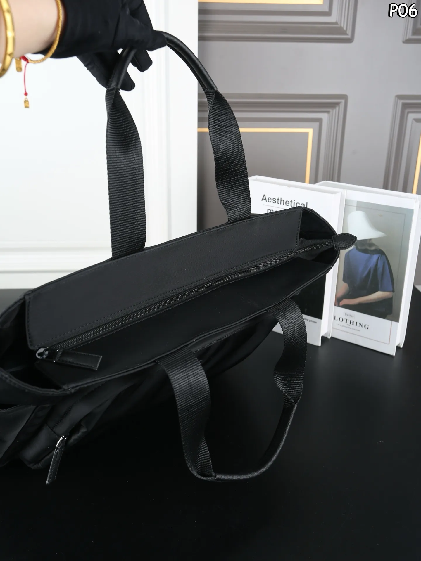 P180 PRADA普拉达 Re-Nylon 托特包Tote包购物袋 尼龙 手提包 这款托特包采用进口尼龙面料，前幅拉链口袋设计，包身两侧口袋可放水杯/雨伞....等等，可手提肩背，出短差和平时用都没问题，功能性非常实用，又是一款永久不过时爆款🎉🎉 Prada 最轻便的包包 尺寸：41&times;32