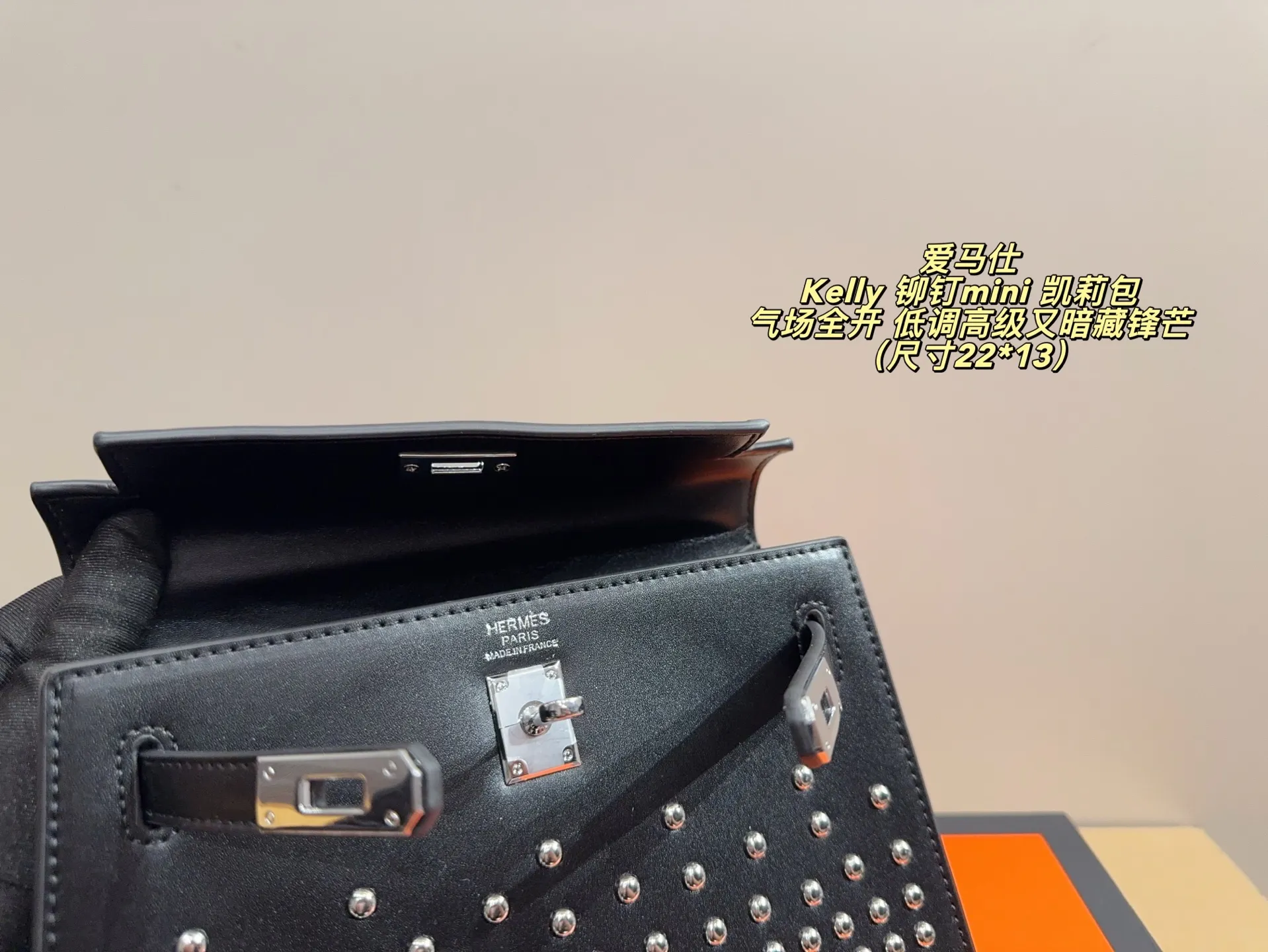 P150 无盒配布袋⚠️尺寸22*13 爱马仕 Kelly 铆钉mini 凯莉包 经典的Box小牛皮,包身加入了117颗纯手工手打钉,仔细看每颗钉子都能看出有敲打的痕迹,珠宝级打磨,每颗窝钉都圆润饱满。让整个包瞬间摇滚风拉满,再加上银扣的清冷,简直气场全开。黑银的确是更酷的配色,黑武士的既视感,低调高级又暗藏锋芒。目前黑银的热度远超黑金,金棕等经典配色。只要喜欢,就大胆拿下!