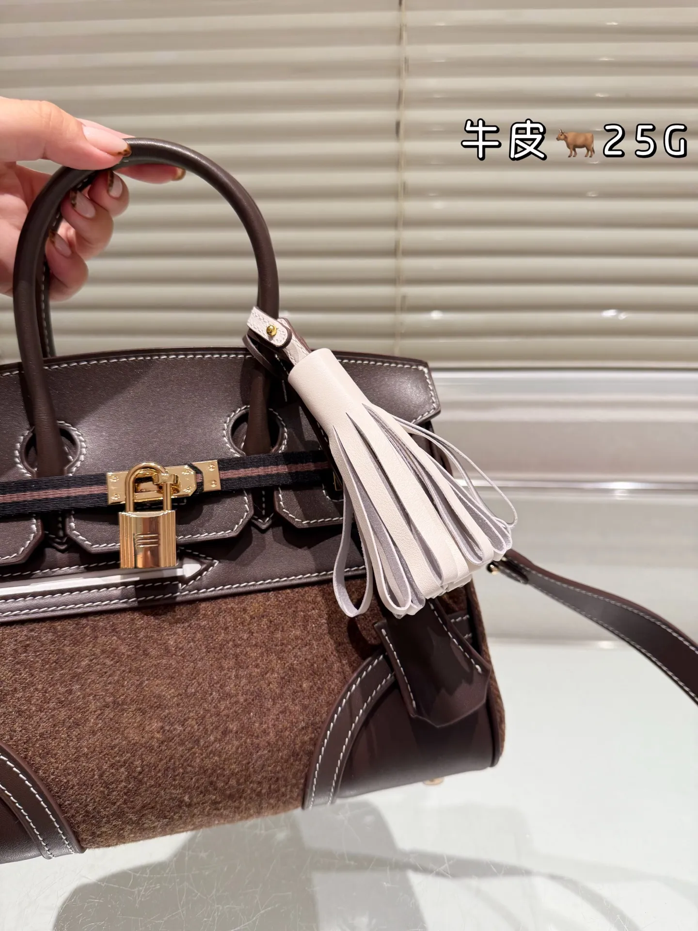 顶级原单 头层牛皮 P325 P310 Hermes 爱马仕｜Birkin 30Goteam 头层Barenia Natural搭配羊毛毡 秋冬战包怎么少的了GoTeam Birkin 爱马仕Birkin30 GoTeam可以说是为数不多的秋冬特别款了吧 当别人还在讨论皮质的时候，GoTeam早就一改风格将毛毡／皮革和编织融为一体，多元的融合毫无违和感，反而缔造一种新式审美！不被拘束，自由随性！ 简简单单一身行头，拎上Birkin30GoTeam，这不就是大家想要的穿搭显贵 配搭就不基础 不用刻意打扮 毕竟这种刻在DNA里的率性也是被铂金 给玩明白 嘿～宝贝！这个秋冬别再一成不变了，和这只帅气无比的Birkin30 GoTeam一起燃起来吧！ 尺寸 30cm 25cm