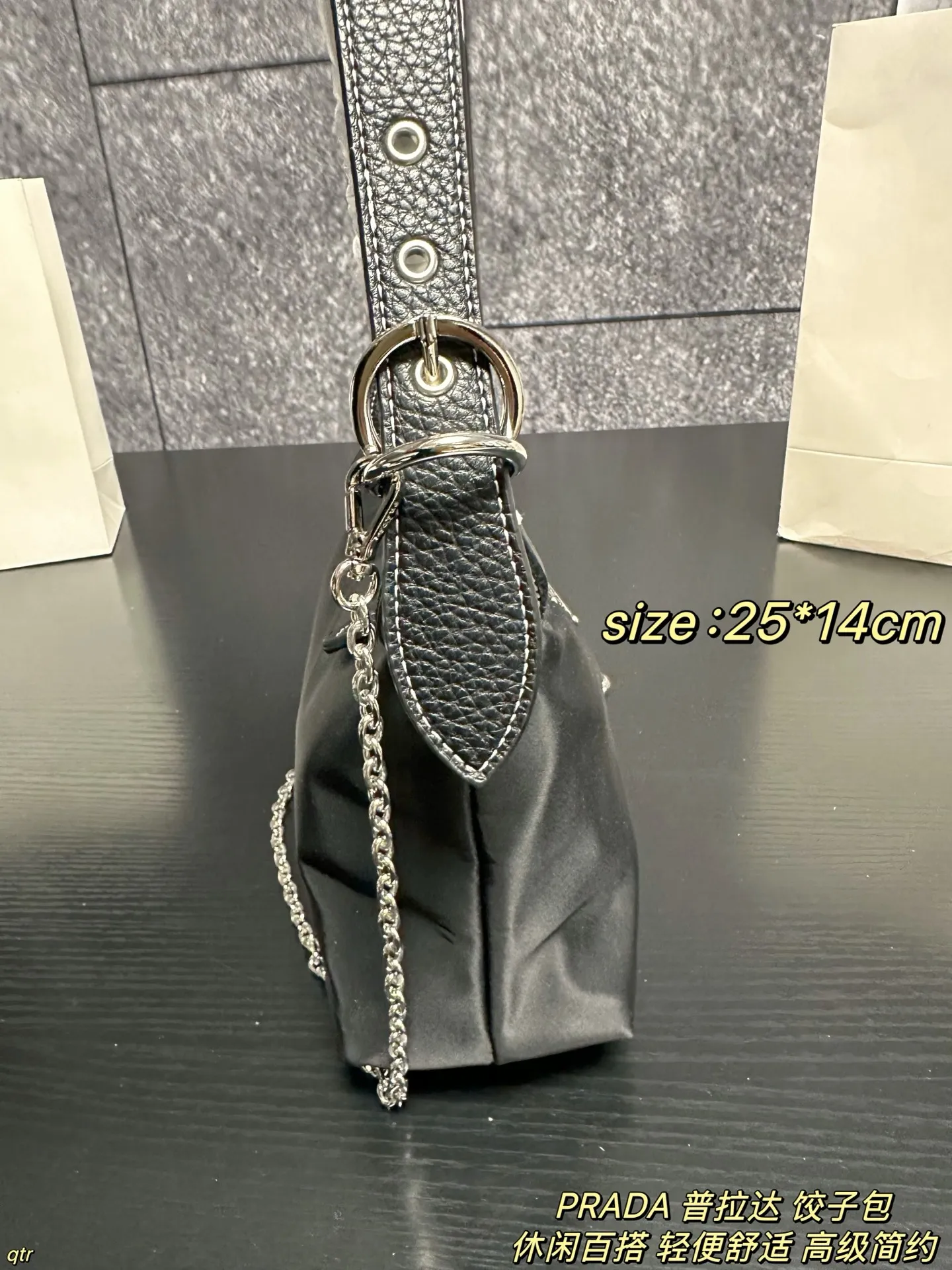 P95配盒 PRADA 普拉达 饺子包 不撞包又实用的小众 Prada尼龙饺子包，这颗造型非常可爱🤩像一个饺子🥟嘿嘿～简约又不失设计感 百搭实用款✨使用率也会很高 因为它好看又方便呀，贴心的设计边角还有皮革保护防磨损，容量也很大 出街通勤都没有问题滴～ 尺寸：25*14cm