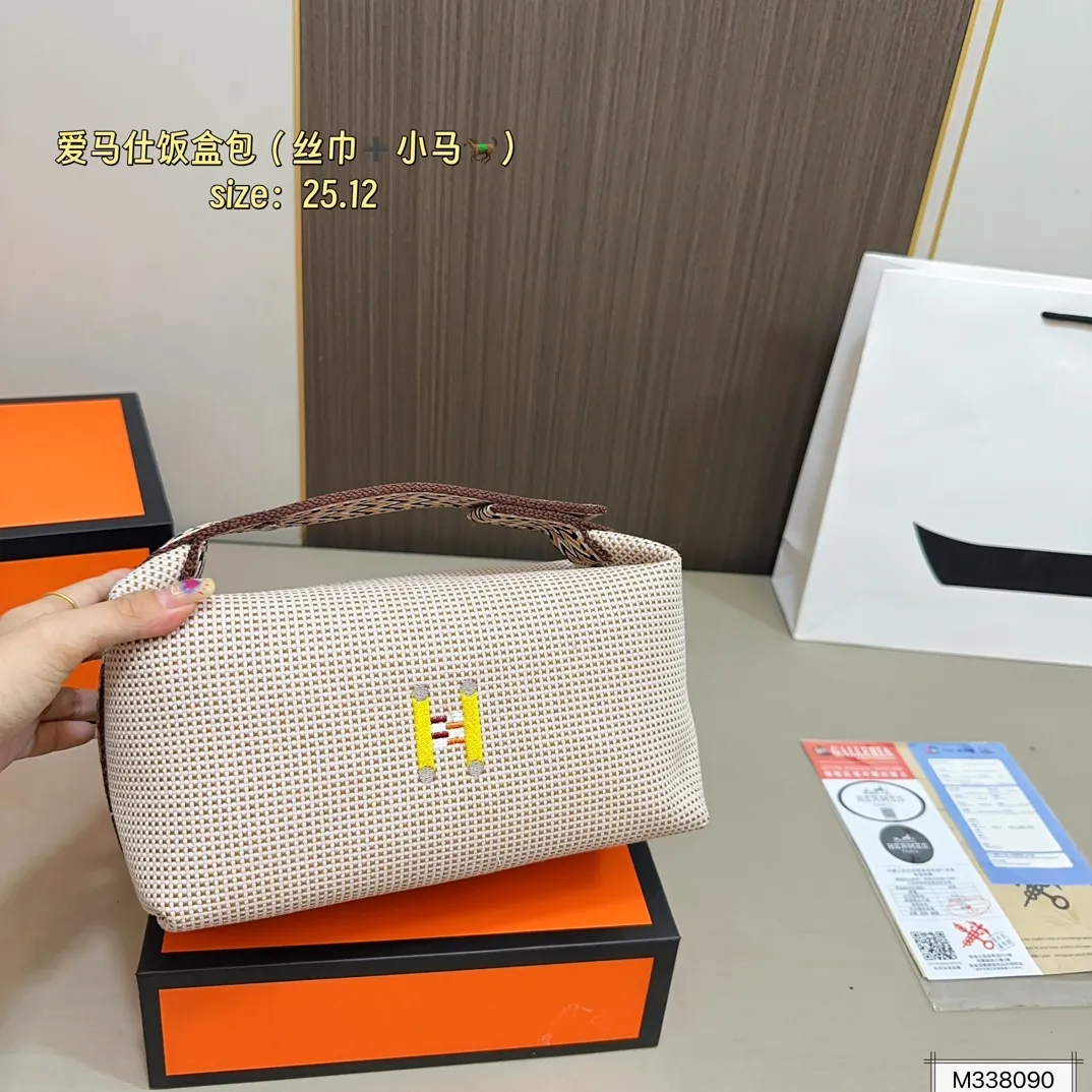 💰105 礼盒包装 丝巾➕小马 爱马仕帆布收纳包饭盒包。 帆布的材质随性且休闲! 优雅贵气高级感并存! 尺寸25×12