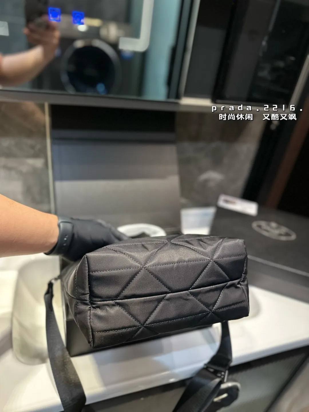 ❤️p130/p125❤️ 普拉达尼龙菱格托特包有种酷酷感觉容量还很可 Prada一眼便爱上日常通勤强烈推荐 集美们冲它 尺寸:大号32 22 小号24 21