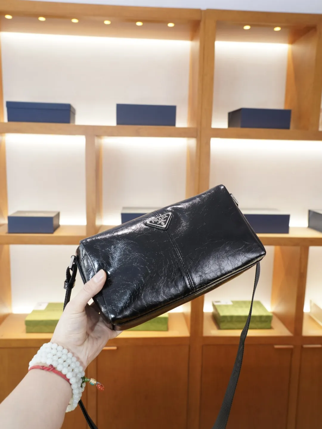 P110 🇮🇹 PRADA 普拉达 官网同步 高版本 斜挎单肩背包 永恒不过时的标志性产品 纯原单牛皮 顶级五金制作 非市面普通版本 今年最爱的款式 全部实拍 实用性非常高 完全不用担心穿搭 配全套包装礼品盒 【规格：25x14x10】