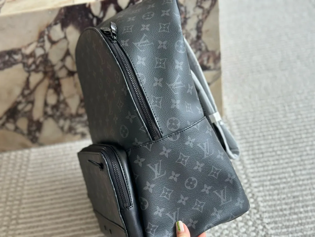 💰160 复刻版 size：36*28cm L家 双肩包💼 超高清五金logo标志、 专用里内里 直男必备款。 Lv最好看的黑色老花双肩包 大小也刚刚好哦！