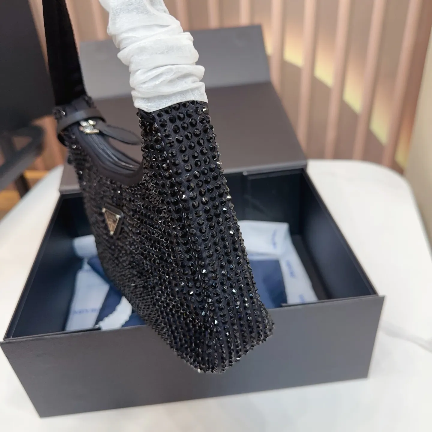 P120 礼盒🎁 size：21&times;12 PRADA 普拉达水钻Re-Edition hobo腋下包💕 包包焕以轻盈的绸缎面料制作， 通体镶嵌璀璨的水钻为亮点， 搭配珐琅三角包扣，容量🉑️～ 任何场合都能成为引人注目的焦点✨yx