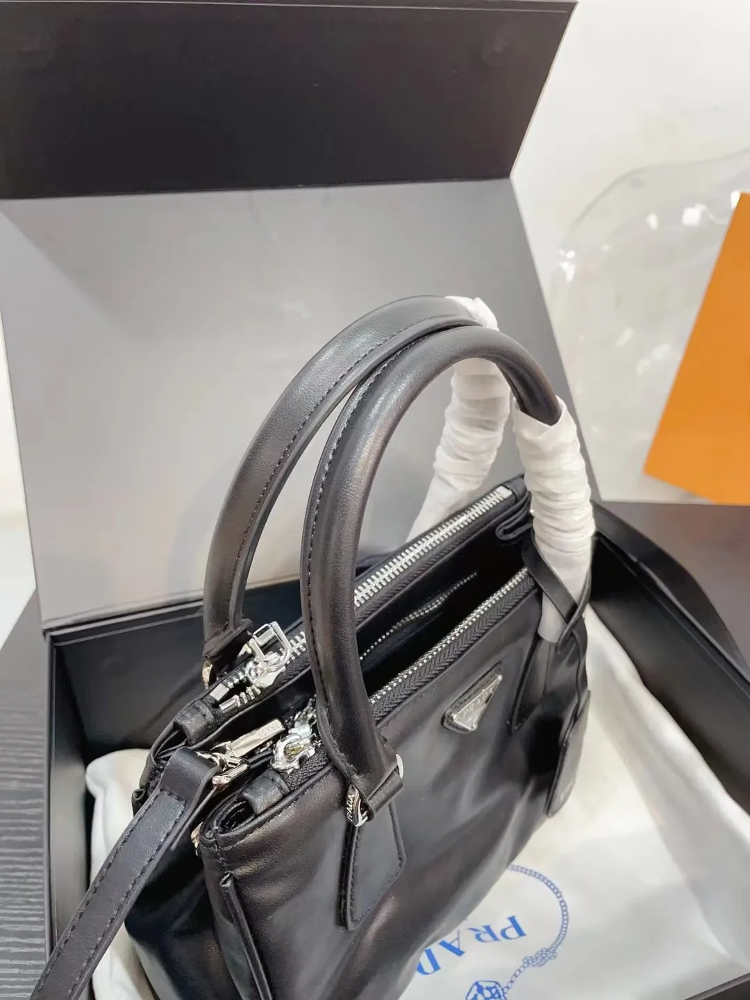 👑💰p175折叠盒 普拉达杀手 皮质材质耐造耐磨 设计简约 包身轻便 日常造不心疼万年长青款 上身酷！时髦！ 尺寸：21.9.15