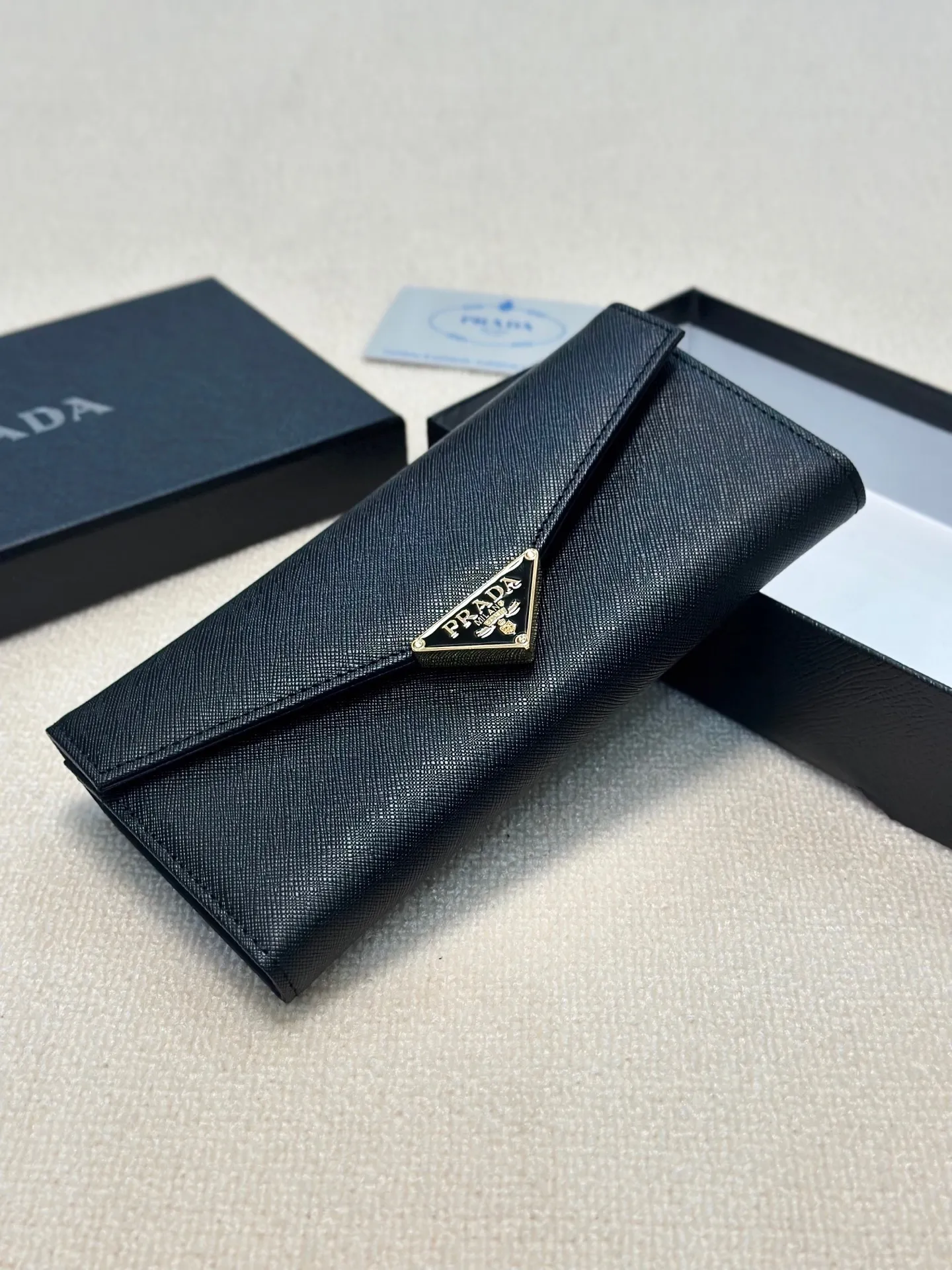 P95🎀🎀颜色 黑🎀尺寸 19x10🎀普拉达爆款牛皮两折钱包🔥款式经典做工精细耐磨耐用手感极佳❤