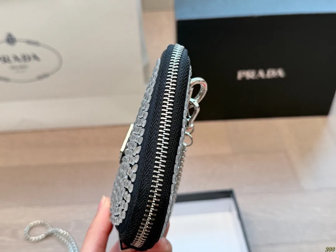 ¥100配盒 Prada 普拉达三角包 零钱包 超好搭 最近真的好火,脑子里是瞬间相出了N种搭配方式,非常的百搭,上身也非常的好!尺寸14 11