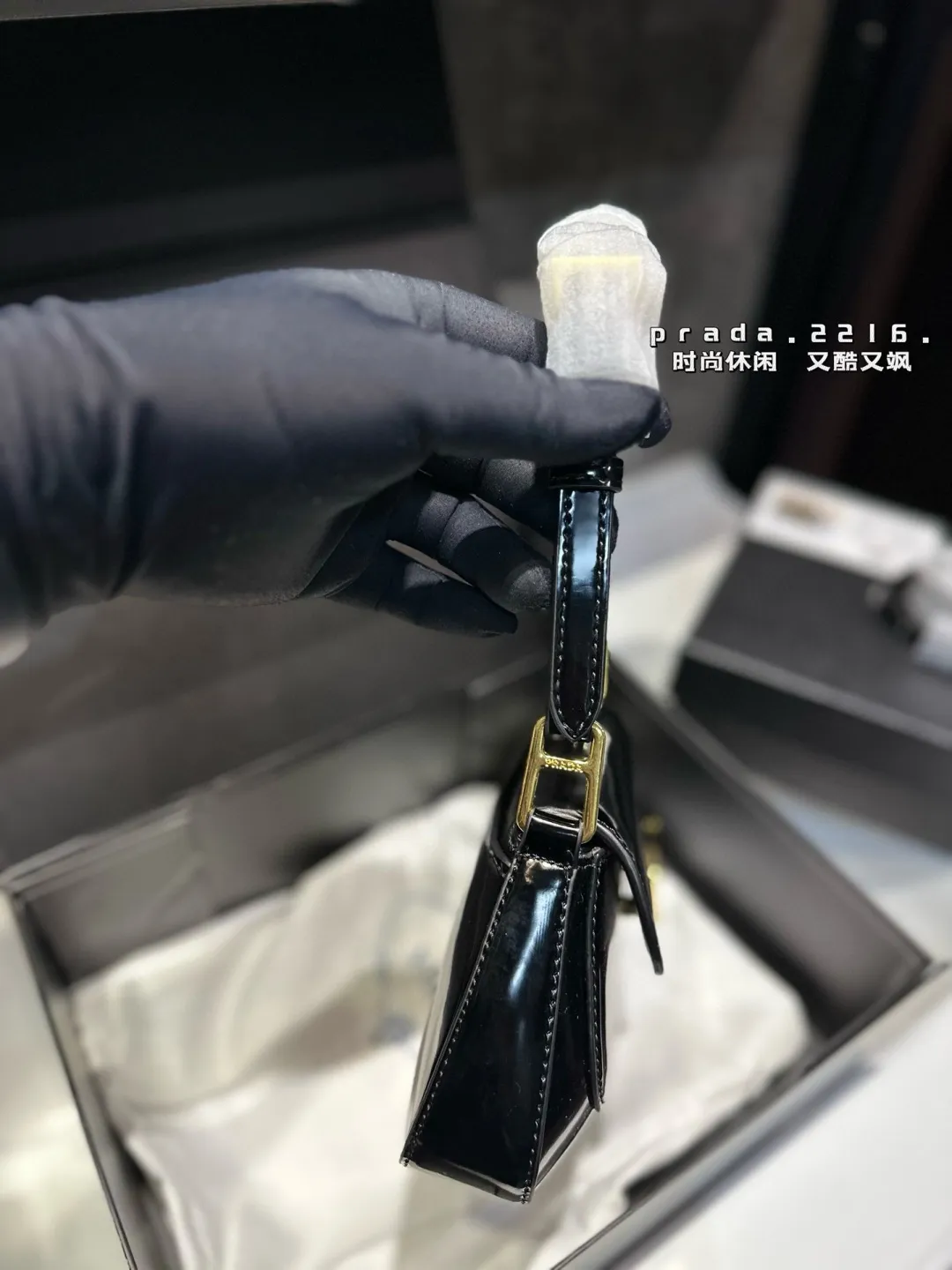 ❤️p120❤️ 普拉达漆皮腋下包 独特的艺术气息 颜值高 集美必入 尺寸25
