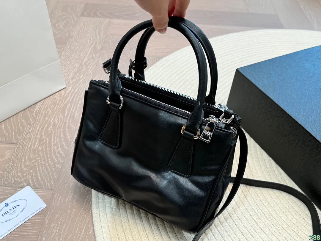 &yen;175折叠盒 普拉达PRADA mini杀手包 新款手提包超级好看 经典对未来的展望 时尚百搭 上身又A又飒 尺寸22 16