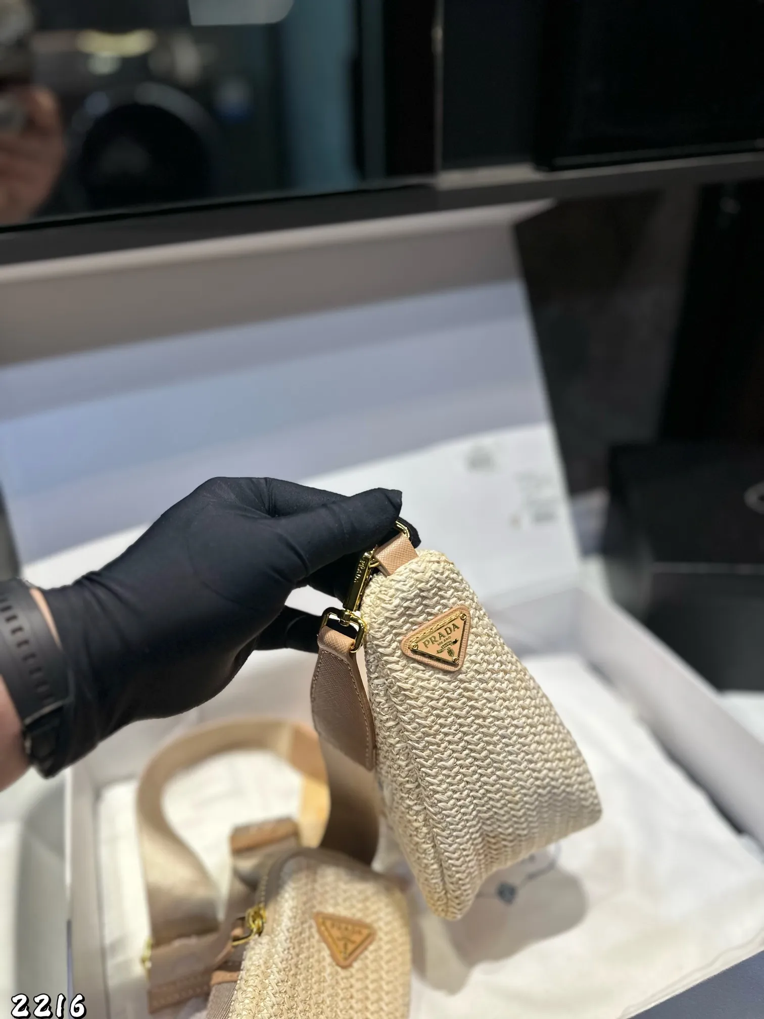 ❤️p130❤️ ✅新品推荐🔜升级版🔥Prada普拉达专柜同款编织三角包～草编包👍配小包‼️高端货！可肩背～各大明星追捧的爆款～棕榈叶和牛皮编织而成‼️采用最好的五金配件！经典logo！（size：28*14*10 小包9*13）