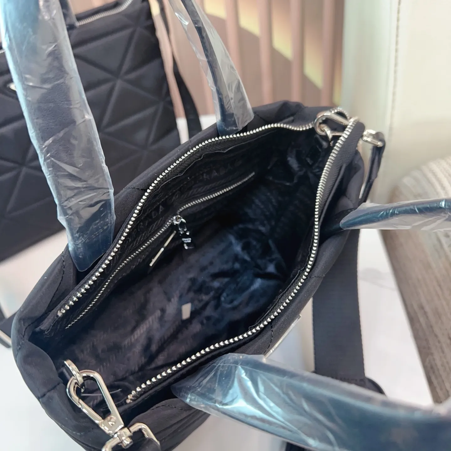 p120/p115 普拉达 PRADA 帆布菜篮子 质感爆棚的美 上身真的太太太有质感啦 日常逛街不要太吸晴 尺寸:32*13*20/23*12*19cm. bb