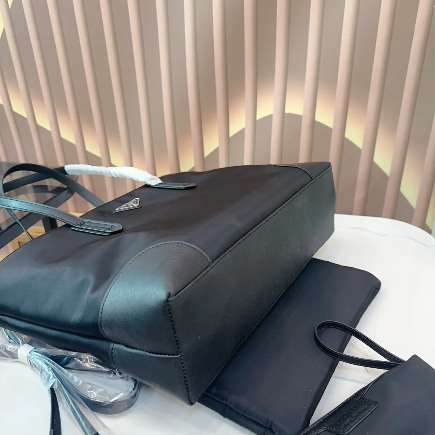 p135 三件套 Pradar最新中古包 eeprada普拉达新品中古包最近Pradar 龙设计,真的都太火了 革冬天的厚重感或夏天的运动感都可以轻松驾驭菜-眼就爱上了 Prada中古大包不论春夏秋冬都能背,百搭实用是大包里为数不多的仙女哦! 尺寸:35*11*27 bb