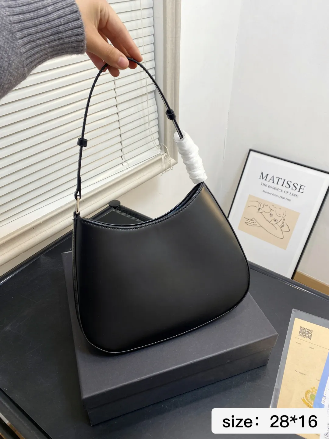 🅿️💰105 配礼盒 尺寸28*16 Prada洋气单品 普拉达腋下包 这个系列将是Prada接下来一整季的主打款式。Prada 手袋的曲线型设计分外醒目，当手包很优雅，时尚百搭！打麻将逛街也很轻便哦！ 7688